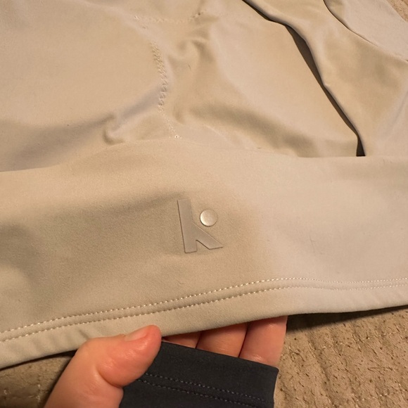 Kamo Fitness Grey backless cropped top with removable pads. - Picture 5 of 7